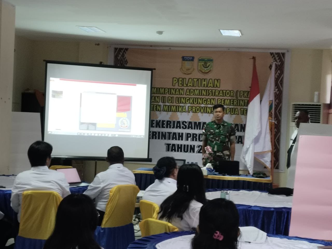 Kasdim 1710/Mimika Berikan Materi Kepemimpinan Pancasila Kepada Peserta Pelatihan Kepemimpinan Administrator