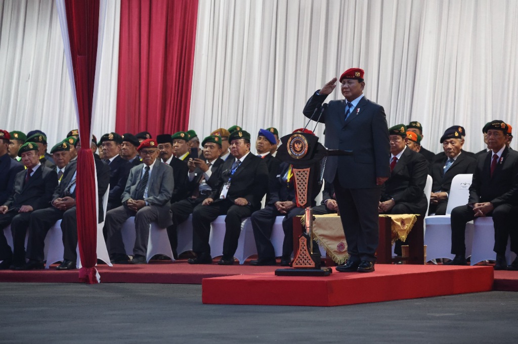 Menhan Prabowo Pimpin Upacara Parade Senja di Lapangan Bela Negara Kemhan