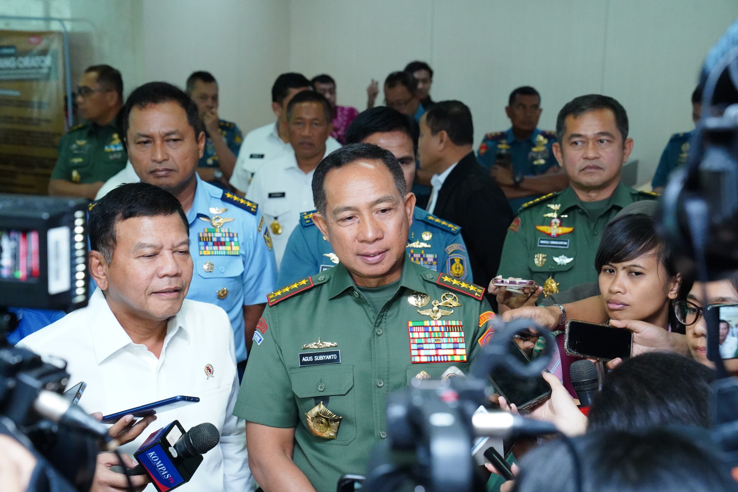 Panglima TNI Jenderal TNI Agus Subiyanto saat konferensi pers di Gedung DPR