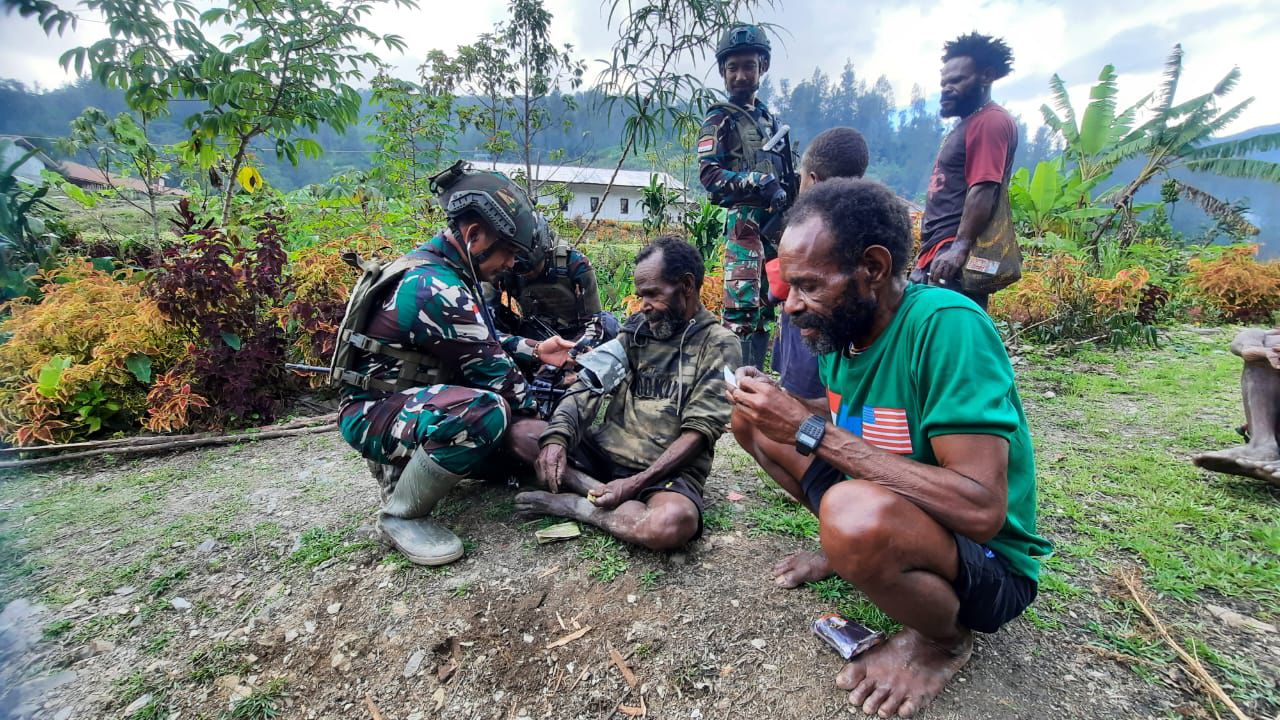 Satgas Yonif 509 Kostrad Berikan Bantuan Kesehatan di Kampung Titigi Intan Jaya