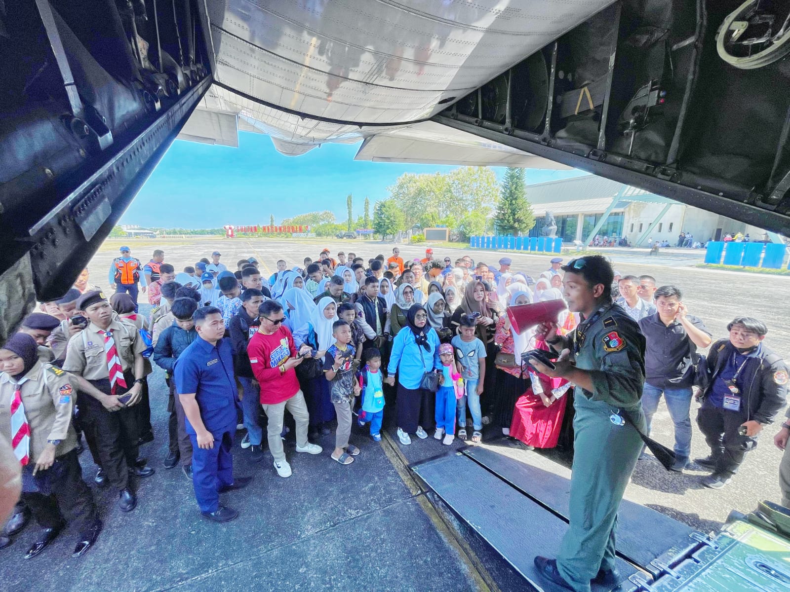 660 Warga Makassar dan Maros Ikut Joy Flight Pesawat Hercules AU A-1330 Dalam Rangka Peringatan Hari Bakti Ke-77 TNI AU