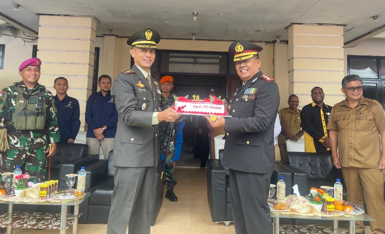 Dandim 1715/Yahukimo Hadiri Upacara dan Syukuran HUT Bhayangkara Polri ke-78 di Mapolres Yahukimo