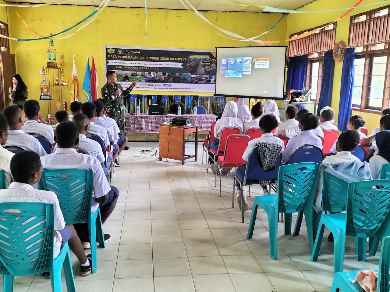Danramil 1710-07/Mapurujaya Bekali Wawasan Kebangsaan Kepada Siswa-Siswi Baru SMKN 2 Mimika