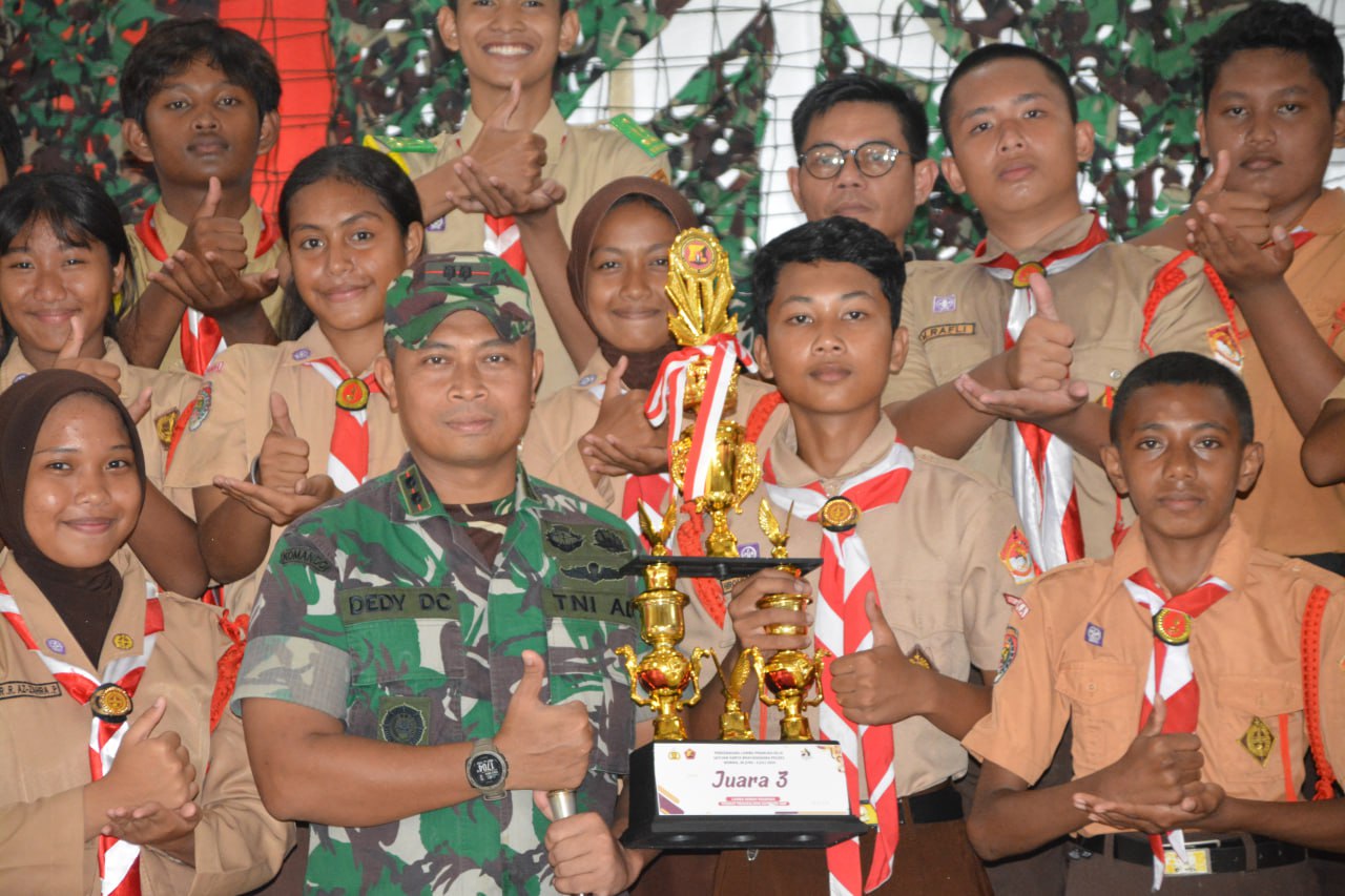 Kodim 1710/Mimika Terima Piala Lomba Saka Bhayangkara 3 yang Diraih Pramuka Saka Wira Kartika
