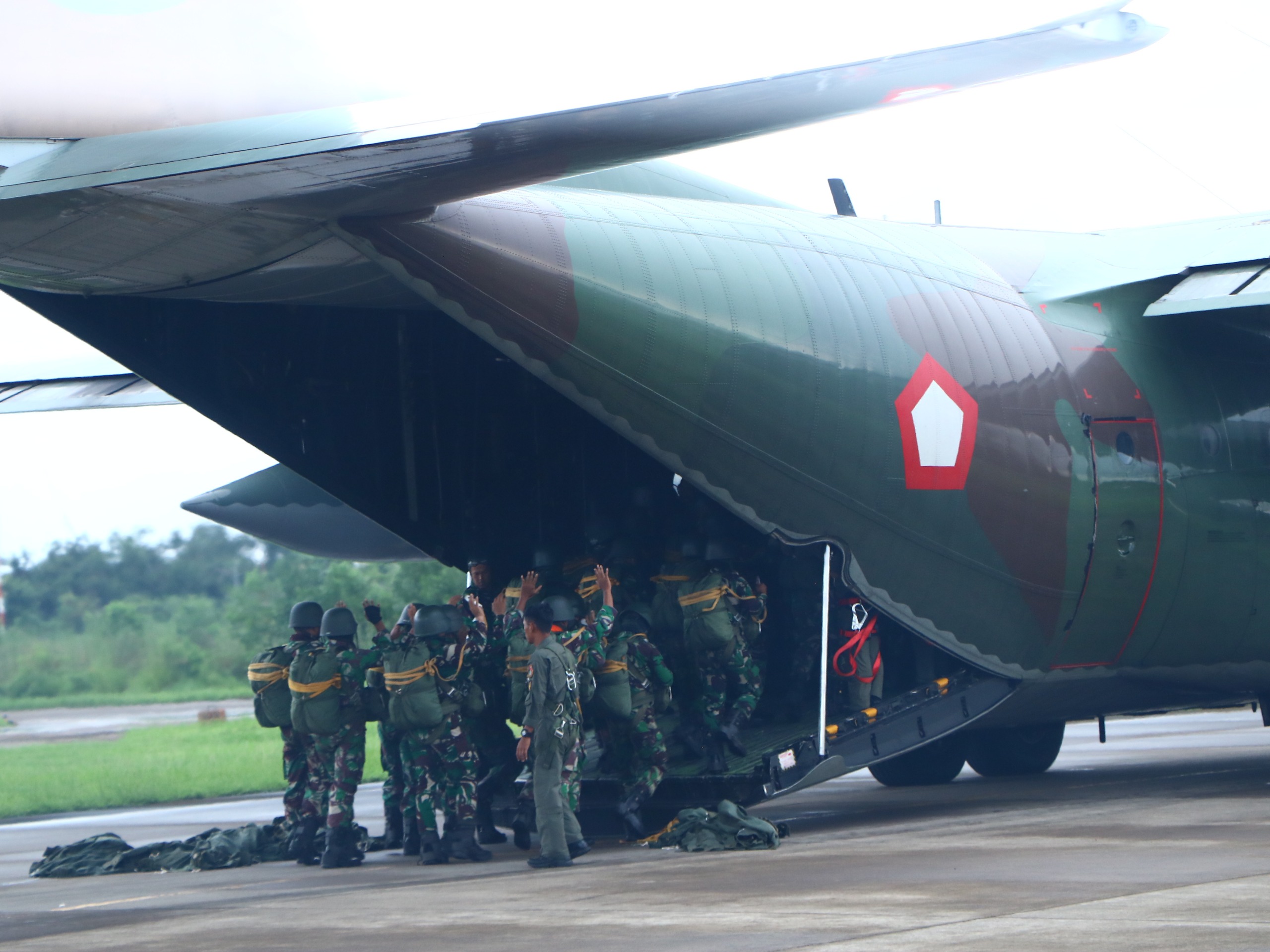 Skadron Udara 33 Latihan Evakuasi Sandra dan Terjunkan Pasukan OP3U di Daerah Operasi
