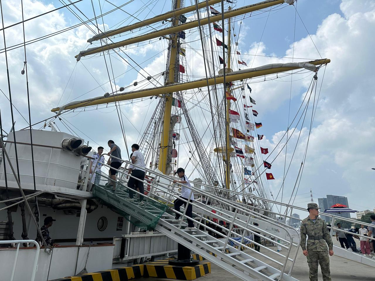 KRI Bima Suci Curi Perhatian Masyarakat Cina