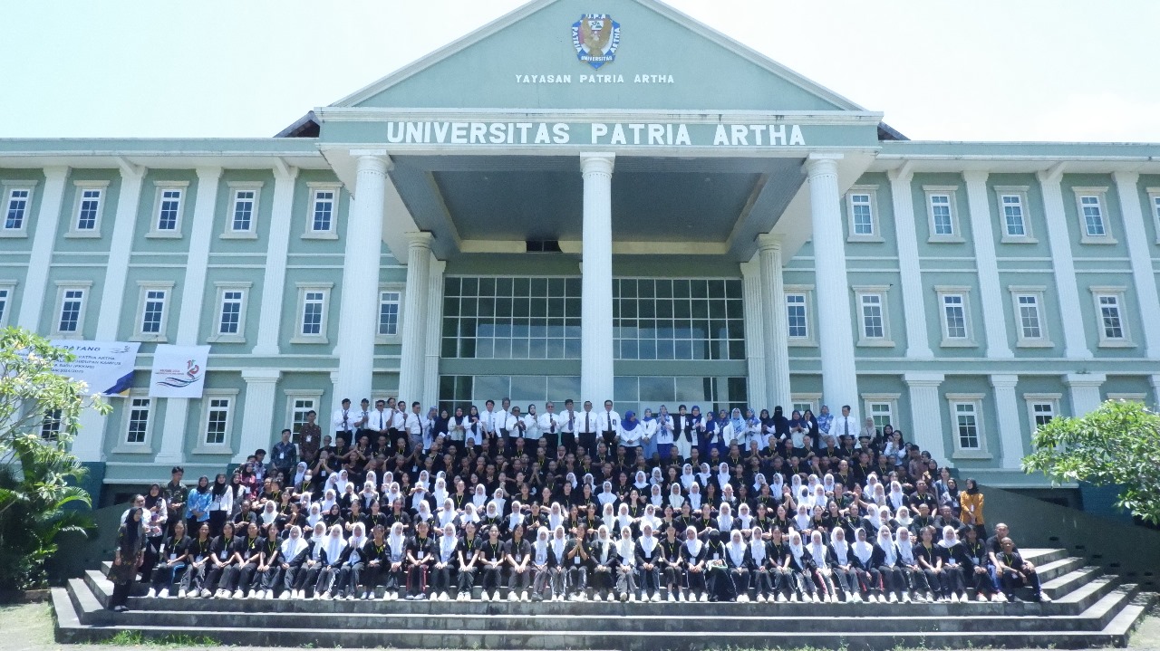FOTO BERSAMA : Tampak mahasiswa – mahasiswi Kaltara saat foto bersama di Universitas Patria Artha. Hingga kini anak Kaltara yang berkulian di UPA telah mencapai 755 anak.