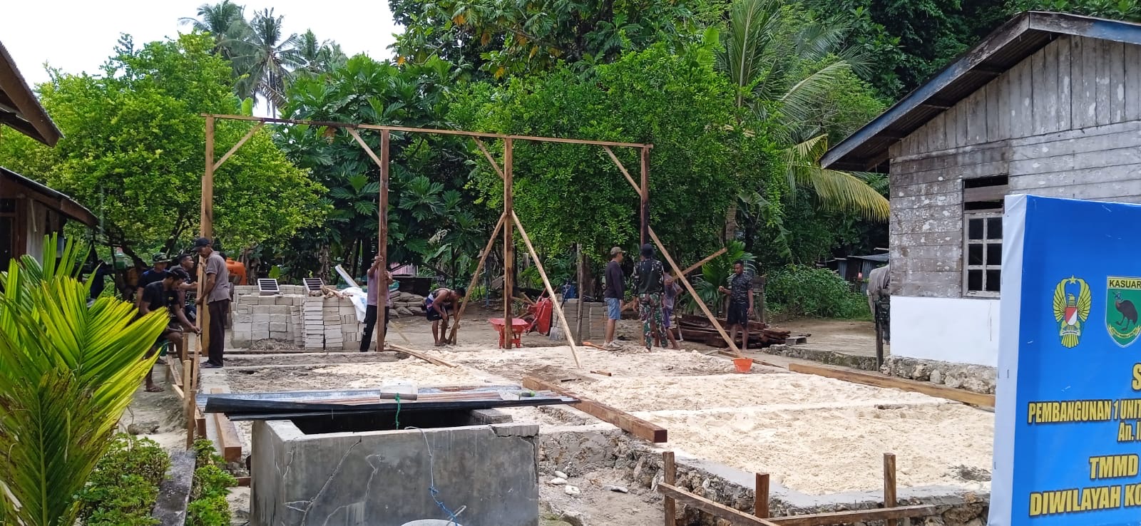 Satgas TMMD Kodim 1805/Raja Ampat dan Warga Gotong Royong Bangun RTLH
