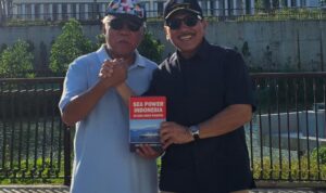 Mantan Kasal Laksamana TNI (Purn) Prof. Dr. Marsetio menyerahkan buku "Sea Power Indonesia" kapada Kepala Otorita IKN, Busuki Hadimuljono di IKN, Sabtu (19/7/2025). Foto: Indomaritim.com/RR