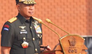 Panglima TNI Jenderal TNI Agus Subiyanto saat menjadi Inspektur Upacara Pemberangkatan Satgas Garuda Merah Putih-II Misi Airdrop Gaza di Base Ops Lanud Halim Perdana Kusuma, Jakarta, Rabu (13/08/2025).