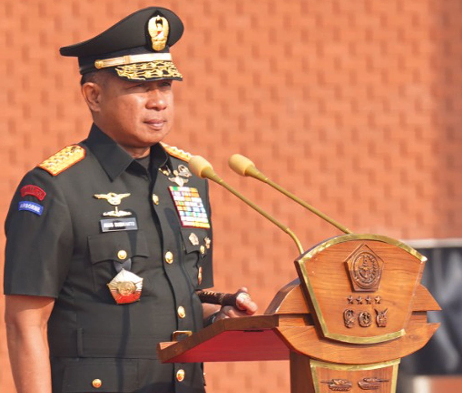 Panglima TNI Jenderal TNI Agus Subiyanto saat menjadi Inspektur Upacara Pemberangkatan Satgas Garuda Merah Putih-II Misi Airdrop Gaza di Base Ops Lanud Halim Perdana Kusuma, Jakarta, Rabu (13/08/2025).
