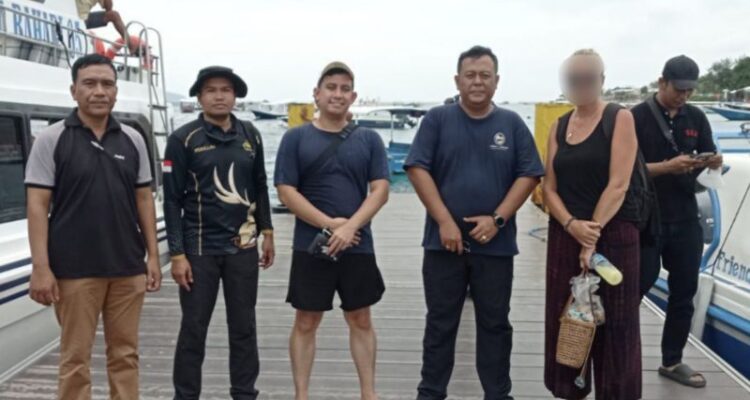 Turis asal Selandia Baru dibawa ke kantor Imigrasi karena ovestay. Foto: Indomaritim.com/Ant