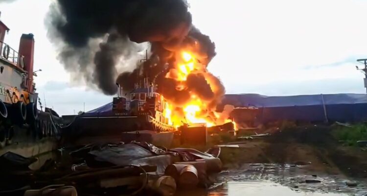 Kondisi kapal tangki yang terbakar Sungai Mentaya, Sabtu (28/3/2026). Foto: Indomaritim.com/Ant