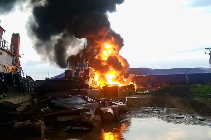 Kondisi kapal tangki yang terbakar Sungai Mentaya, Sabtu (28/3/2026). Foto: Indomaritim.com/Ant