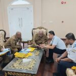 Kepala Kantor Unit Penyelenggara Pelabuhan (UPP) Kelas III Korido, Willem Thobias Fofid menyampaikan proses pengusulan penyusunan Detail Engineering Design (DED) kepada Gubernur Papua, Mathius Fakhiri di Jayapura, Senin (16/3/2026). Foto: Indomaritim.com/Wlm