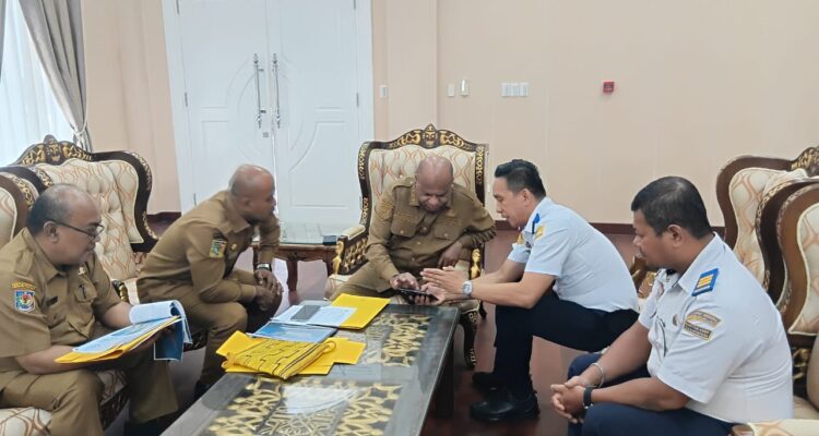 Kepala Kantor Unit Penyelenggara Pelabuhan (UPP) Kelas III Korido, Willem Thobias Fofid menyampaikan proses pengusulan penyusunan Detail Engineering Design (DED) kepada Gubernur Papua, Mathius Fakhiri di Jayapura, Senin (16/3/2026). Foto: Indomaritim.com/Wlm