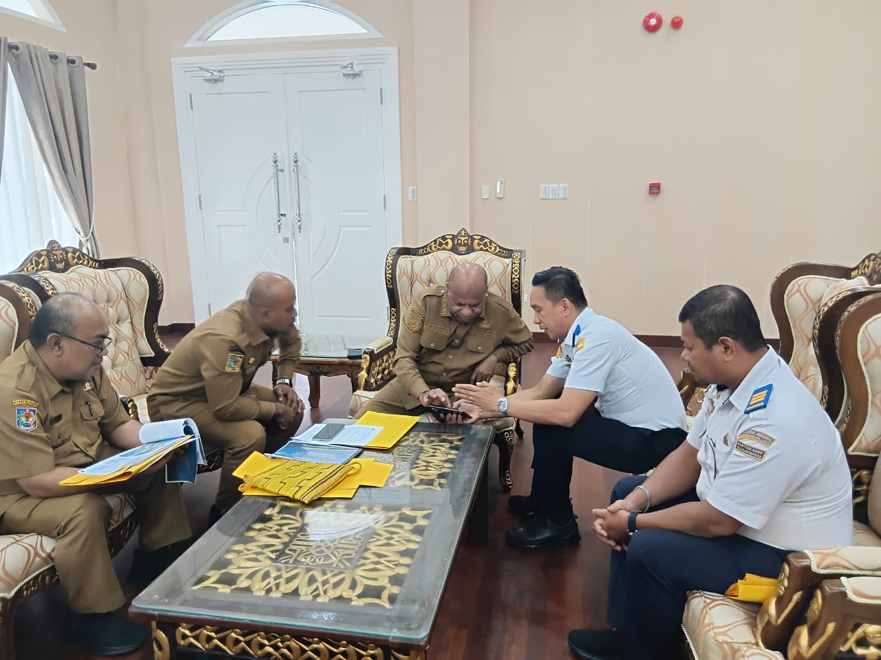 Kepala Kantor Unit Penyelenggara Pelabuhan (UPP) Kelas III Korido, Willem Thobias Fofid menyampaikan proses pengusulan penyusunan Detail Engineering Design (DED) kepada Gubernur Papua, Mathius Fakhiri di Jayapura, Senin (16/3/2026). Foto: Indomaritim.com/Wlm