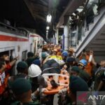 Evakuasi Korban Tabrakan KA di Bekasi. Foto: Indomaritim.com/Ant