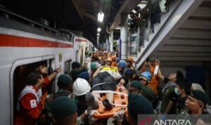 Evakuasi Korban Tabrakan KA di Bekasi. Foto: Indomaritim.com/Ant