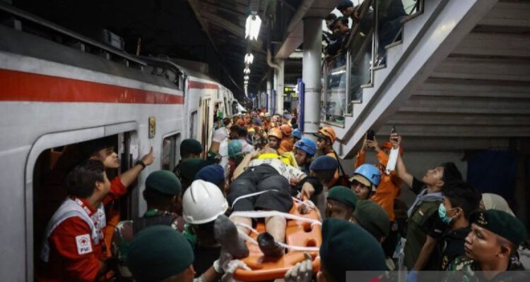 Evakuasi Korban Tabrakan KA di Bekasi. Foto: Indomaritim.com/Ant