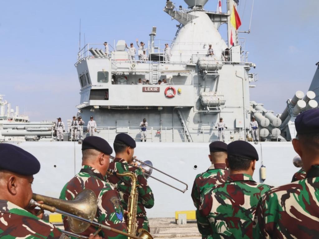 KODAERAL III MELEPAS KEBERANGKATAN KAPAL PERANG ANGKATAN LAUT MALAYSIA KD LEKIR (F-26)
