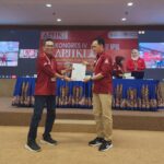 Ketua Umum APJIKI, Prof. Dr. Rajab Ritonga, menyerahkan laporan pertanggungjawaban Pengurus APJIKI Periode 2023-2026 kepada Pimpinan Sidang Kongres IV APJIKI, Dr. Edy Prihantoro. Foto; Indomaritim.com/RR