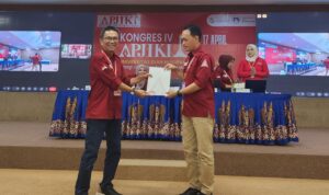 Ketua Umum APJIKI, Prof. Dr. Rajab Ritonga, menyerahkan laporan pertanggungjawaban Pengurus APJIKI Periode 2023-2026 kepada Pimpinan Sidang Kongres IV APJIKI, Dr. Edy Prihantoro. Foto; Indomaritim.com/RR