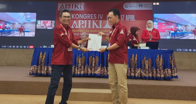 Ketua Umum APJIKI, Prof. Dr. Rajab Ritonga, menyerahkan laporan pertanggungjawaban Pengurus APJIKI Periode 2023-2026 kepada Pimpinan Sidang Kongres IV APJIKI, Dr. Edy Prihantoro. Foto; Indomaritim.com/RR
