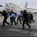 Prajurit Pasukan Katak latihan pembebasan pembajakan pesawat udara. Foto: Indomaritim.com/Ant