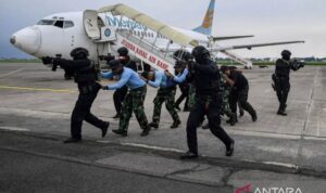 Prajurit Pasukan Katak latihan pembebasan pembajakan pesawat udara. Foto: Indomaritim.com/Ant