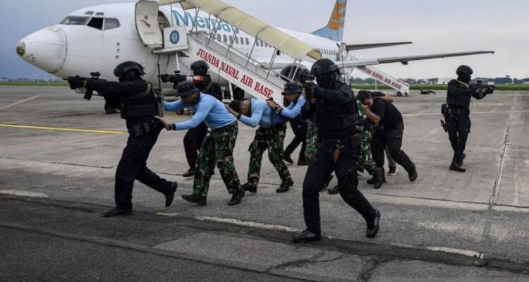 Prajurit Pasukan Katak latihan pembebasan pembajakan pesawat udara. Foto: Indomaritim.com/Ant