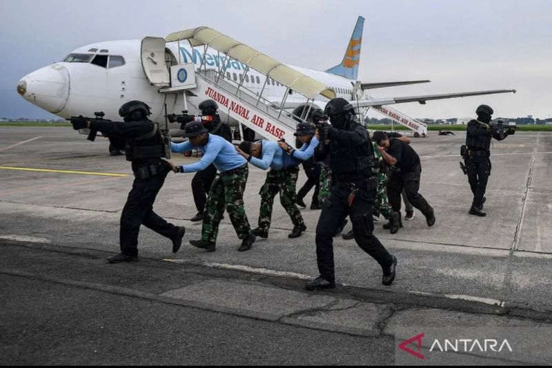 Prajurit Pasukan Katak latihan pembebasan pembajakan pesawat udara. Foto: Indomaritim.com/Ant
