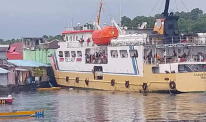 KM Sabuk Nusantara 106 tabrak rumah penduduk. Foto: Indomaritim.com/Ant