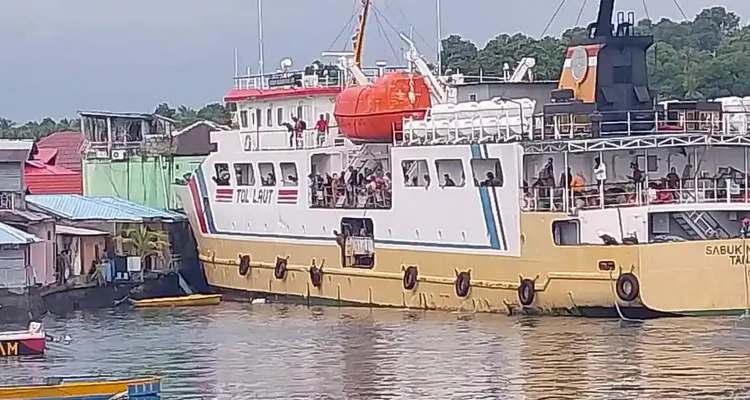 KM Sabuk Nusantara 106 tabrak rumah penduduk. Foto: Indomaritim.com/Ant