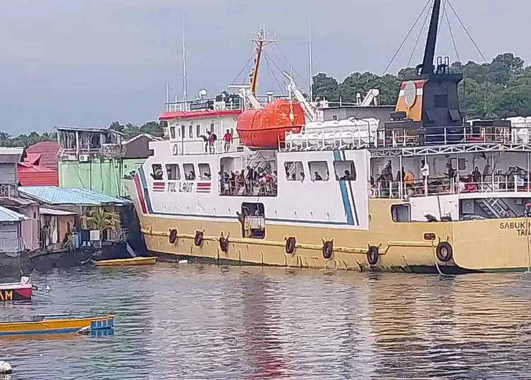 KM Sabuk Nusantara 106 tabrak rumah penduduk. Foto: Indomaritim.com/Ant