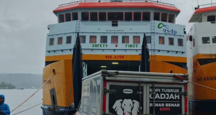 Aktivitas bongkar muat di Pelabuhan Galala, Ambon. Foto: indomaritim.com/Ant