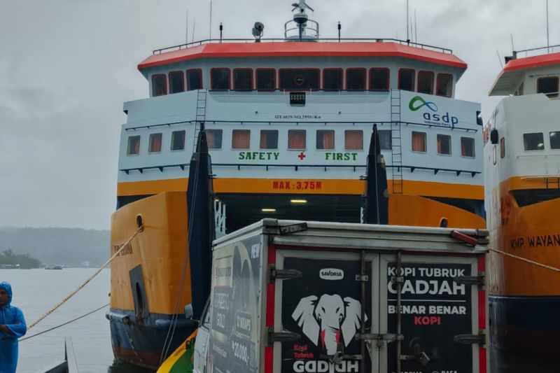 Aktivitas bongkar muat di Pelabuhan Galala, Ambon. Foto: indomaritim.com/Ant