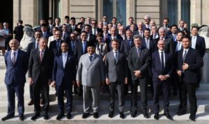 Indonesian President Prabowo Subianto (fourth from left) and French President Emmanuel Macron (fourth from right) pose with members of the France-Indonesia High-Level Business Council in Paris, France, on Thursday (May 28, 2026). Antara Photo