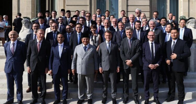 Indonesian President Prabowo Subianto (fourth from left) and French President Emmanuel Macron (fourth from right) pose with members of the France-Indonesia High-Level Business Council in Paris, France, on Thursday (May 28, 2026). Antara Photo