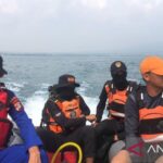 Tim SAR mencari nelayan yang jatuh ke laut. Foto Antara