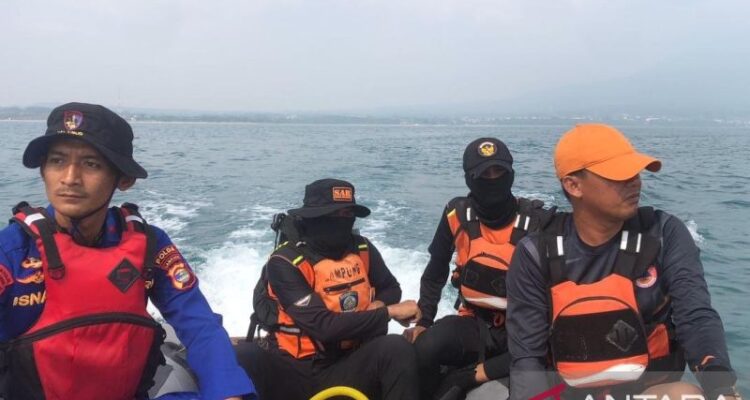 Tim SAR mencari nelayan yang jatuh ke laut. Foto Antara