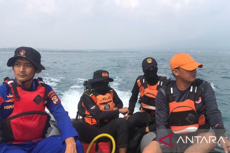 Tim SAR mencari nelayan yang jatuh ke laut. Foto Antara