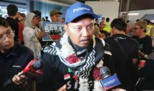 Ronggo, WNI relawan flotilla kemanusiaan ke Jalur Gaza diwawancarai wartatawan saat tiba di Bandara Soekarno Hatta. Foto Antara Ronggo, WNI relawan flotilla kemanusiaan ke Jalur Gaza diwawancarai wartatawan saat tiba di Bandara Soekarno Hatta. Foto Antara