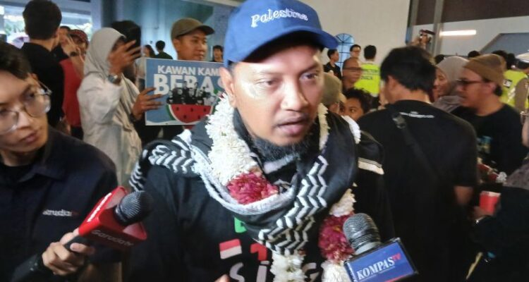 Ronggo, WNI relawan flotilla kemanusiaan ke Jalur Gaza diwawancarai wartatawan saat tiba di Bandara Soekarno Hatta. Foto Antara