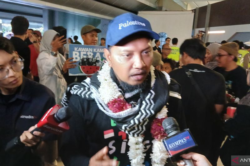 Ronggo, WNI relawan flotilla kemanusiaan ke Jalur Gaza diwawancarai wartatawan saat tiba di Bandara Soekarno Hatta. Foto Antara Ronggo, WNI relawan flotilla kemanusiaan ke Jalur Gaza diwawancarai wartatawan saat tiba di Bandara Soekarno Hatta. Foto Antara