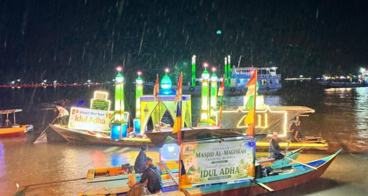 Perahu hias mengikuti Festival Takbir Sungai Kayan 2026 menyambut Hari Raya Idul Adha 1447 Hijriah. Foto Antara