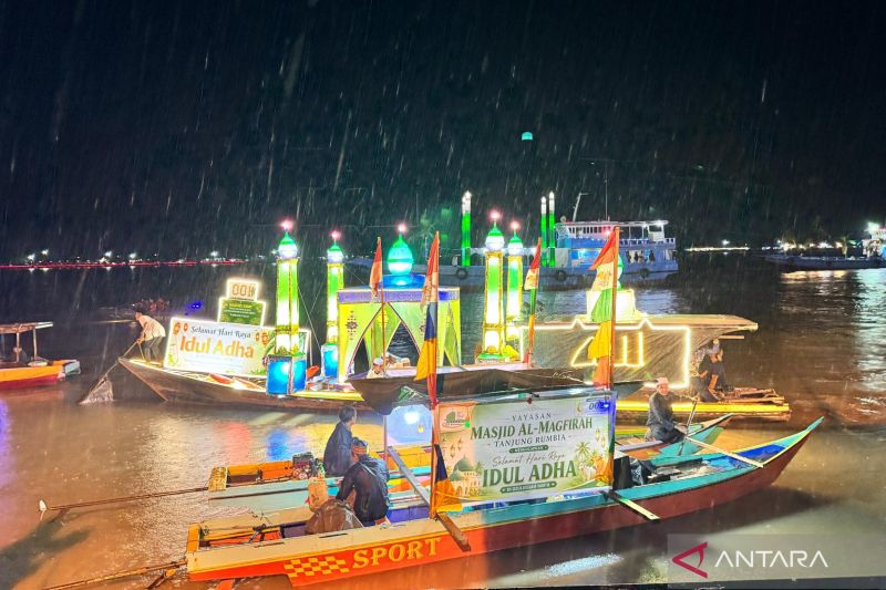 Perahu hias mengikuti Festival Takbir Sungai Kayan 2026 menyambut Hari Raya Idul Adha 1447 Hijriah. Foto Antara Perahu hias mengikuti Festival Takbir Sungai Kayan 2026 menyambut Hari Raya Idul Adha 1447 Hijriah. Foto Antara