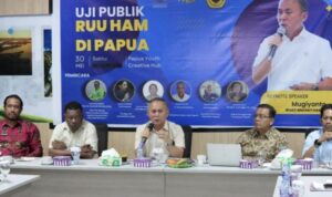 Deputy Minister of Human Rights Mugiyanto (center) during a public consultation on the revision to the Human Rights Law in Jayapura, Papua, on Saturday (May 30, 2026). Antara Photo