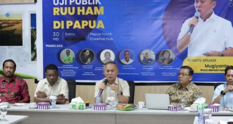 Deputy Minister of Human Rights Mugiyanto (center) during a public consultation on the revision to the Human Rights Law in Jayapura, Papua, on Saturday (May 30, 2026). Antara Photo