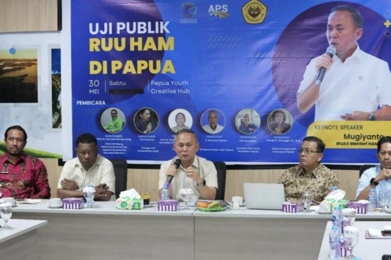 Deputy Minister of Human Rights Mugiyanto (center) during a public consultation on the revision to the Human Rights Law in Jayapura, Papua, on Saturday (May 30, 2026). Antara Photo